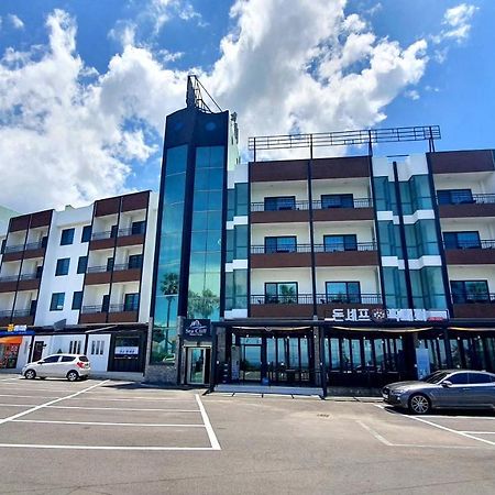 Sea Cliff Hotel Чечжу Екстер'єр фото